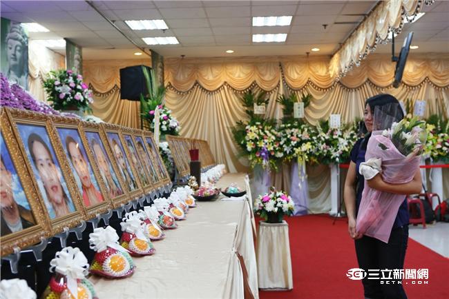 罹難陸客家屬抵達靈堂，現場氣氛一片哀淒。（圖／攝影記者聯誼會提供）