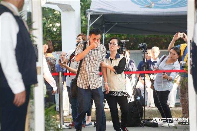 罹難陸客家屬抵達靈堂，現場氣氛一片哀淒。（圖／攝影記者聯誼會提供）