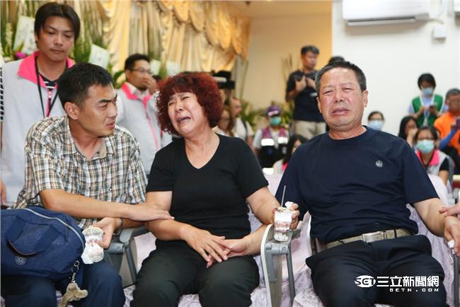罹難陸客家屬抵達靈堂，現場氣氛一片哀淒。（圖／攝影記者聯誼會提供）