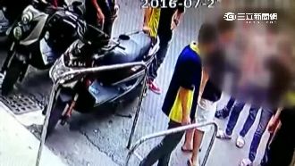 兩派人馬街頭比拚　女駕駛嚇壞直尖叫