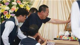 陸客家屬,罹難者,捻香 圖／攝影記者聯誼會提供