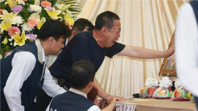 罹難陸客家屬抵達靈堂，現場氣氛一片哀淒。（圖／攝影記者聯誼會提供）