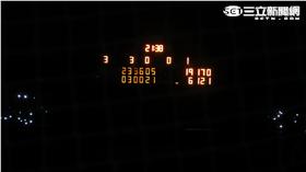 羅東棒球場跳電一片漆黑（圖／記者王怡翔攝影）