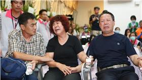 陸客家屬,罹難者,捻香 圖／攝影記者聯誼會提供