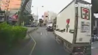 超商貨車擋路　不讓救護車還硬搶道
