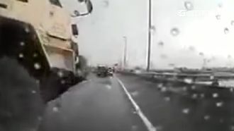 水泥車撞上來　司機緊握方向盤救客