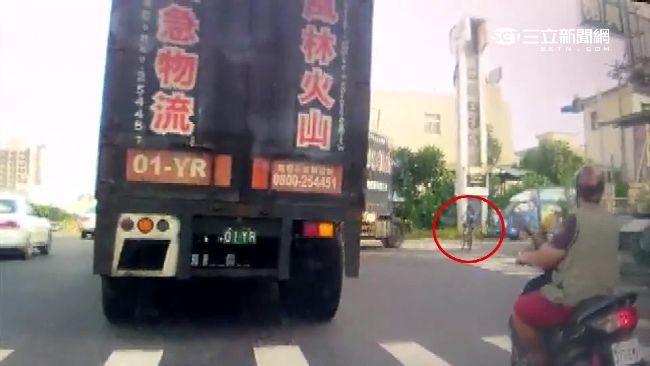 聯結車輾少女左腿　路人開堆高機救命