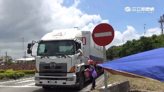 國道驚悚「得來速」　婦站匝道賣便當