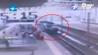 亂吐痰竟惹殺機　男落軌險遭火車輾過