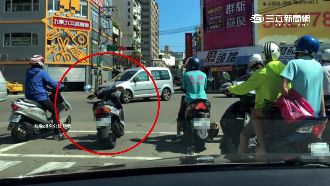 天氣太熱怕曬　阿桑竟「棄車」躲樹蔭