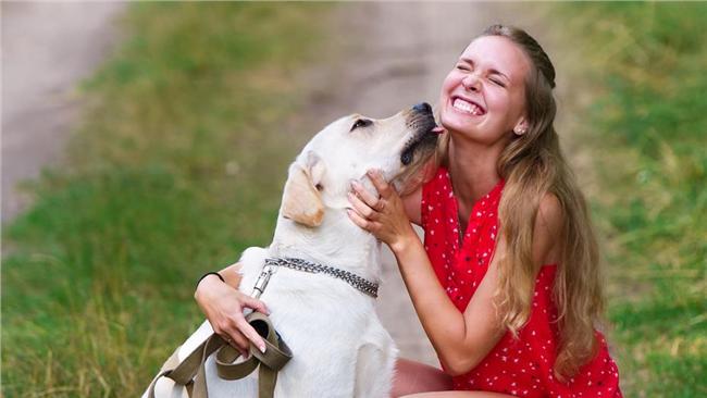 出門前和愛犬吻別　女子遭咬險毀容