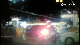 360度環景也沒用　駕駛倒車直撞