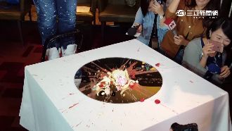 破壞系甜點夯　要吃之前先「狠砸」