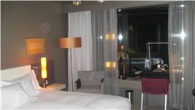 飯店 客房 房間https://www.flickr.com/photos/cote/1586863980/in/photolist-3qe6nN-84SV9R-4Fm2pk-4cVzeu-64JaPL-3gFYZm-4MaHVx-n68BP-7QMnhZ-bZDb15-dhgt4R-aku6k-x82R-qNpMJ2-eHNGpY-7x15zf-xp7o-9uW2m-VVubc-bGHLgi-acEZYh-8NkzBd-pYkZzM-d1rcHS-qNpLJB-fzJs7T-ps2Cps-dA31fh-fskSXs-a8C9pn-a8F32d-a8CbQc-6oAbnC-a8CcAM-sWFD3v-a8F2dh-oh3R41-8M1W2U-cssbYo-C23Tt-oyMyXW-4b98vg-eLtqnd-26ZS3-oRgttY-5Ug7P4-7MBE35-kPSEm-5JDy13-6zmPTx