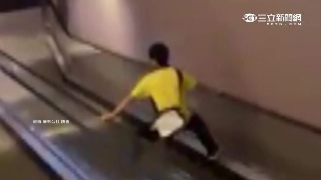 盜版蜘蛛人？男劈腿橫跨手扶梯下樓