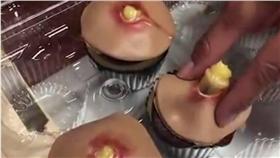 美國就有一間烘培坊就透過「擠痘」的方式，設計了一款「痘痘杯子蛋糕」，看起來超擬真，而這款蛋糕不止外觀像，它還真的「可以擠痘痘」。