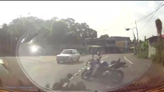 貨車閃神險撞轎車　下一秒卻撞飛重機