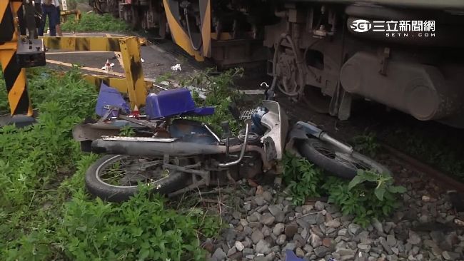 老翁騎車疑想搶快　慘自摔還遭火車撞