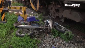 老翁騎車疑想搶快　慘自摔還遭火車撞