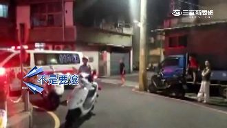 兄弟為錢當街大吵　老母勸架反遭推倒