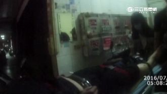 喝醉亮衝鋒槍示威　反遭友人奪槍圍毆