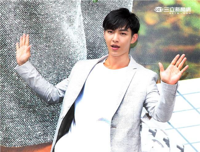 炎亞綸擔任native 一日店長與粉絲合影、親密互動，手機拍照、牽手、愛的抱抱、壁咚等大放送，讓粉絲High翻天。（記者邱榮吉/攝影）