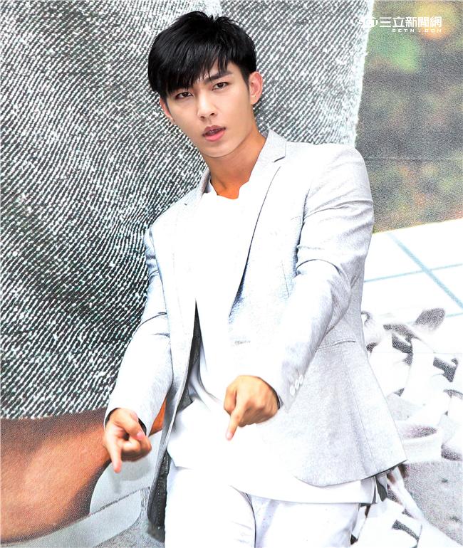 炎亞綸擔任native 一日店長與粉絲合影、親密互動，手機拍照、牽手、愛的抱抱、壁咚等大放送，讓粉絲High翻天。（記者邱榮吉/攝影）