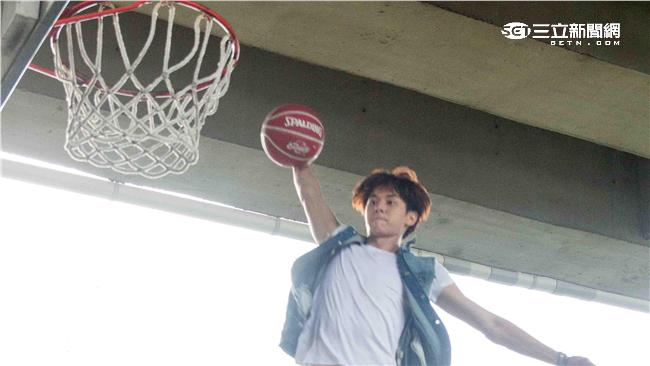 張軒睿圓夢飛身灌籃　安心亞樂當粉絲