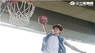 張軒睿圓夢飛身灌籃　安心亞樂當粉絲