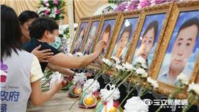  陸客家屬,罹難者,捻香 圖／攝影記者聯誼會提供 
