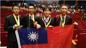 國際生物奧林匹亞　台生奪4金全壘打
2016年第27屆國際生物奧林匹亞競賽結果23日傍晚出爐
，台灣4位選手全數獲得金牌。左起劉奕辰、謝允能、
林孟黌、黃靖惟。
（教育部提供）