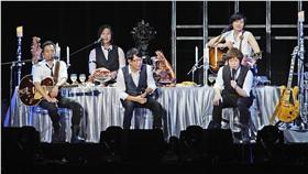 重返戶外，五月天南港開唱「五月天 JUST ROCK IT 2016 就是演唱會 台北站」23日晚間在台北南港舉行，吸引大批歌迷到場力挺偶像。中央社記者王飛華攝 16:9