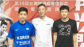 瓊斯盃韓國名將許載一門三傑亮相，威廉瓊斯盃男籃賽23日開打，韓國由5、6年級球迷相當熟悉的射手許載（中）掌兵符，許載兩個兒子許雄（右）和許訓（左）也在陣中。賽後許載表示，兒子在隊上，帶起來沒有特別不一樣的心情。中央社記者李宇政攝　105年7月23日