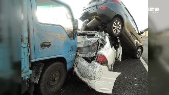 回堵貨車煞不住　連環撞成「疊疊樂」