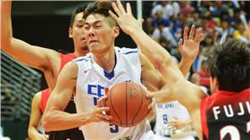 第38屆台灣啤酒威廉瓊斯盃男子組國際籃球邀請賽23日 在新莊體育館開打，晚間由中華藍隊對上日本隊，中華 隊上半場以31比27暫時領先。圖為中華藍隊劉錚（白衣 ）突破日本隊防守，上籃得分。 中央社記者孫仲達攝