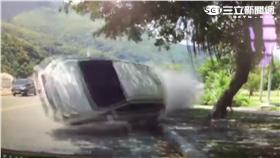 極速過彎失控翻車 4人輕重傷送醫