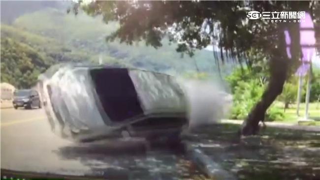 極速過彎失控翻車！4人輕重傷送醫