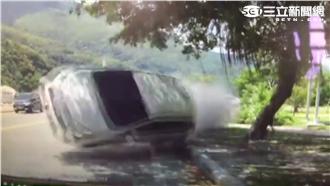 極速過彎失控翻車！4人輕重傷送醫