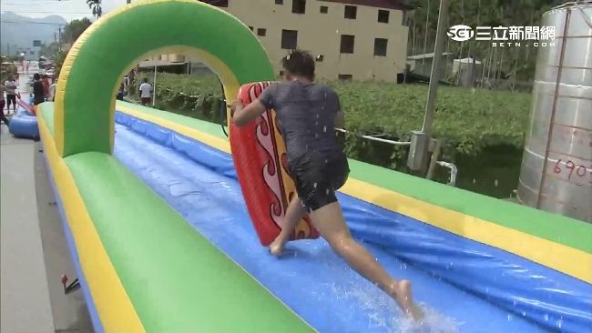 滑水道暗藏危機　把握2原則降低傷害