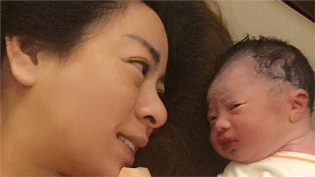 李婷宜未婚當媽　臉書PO母子對看照