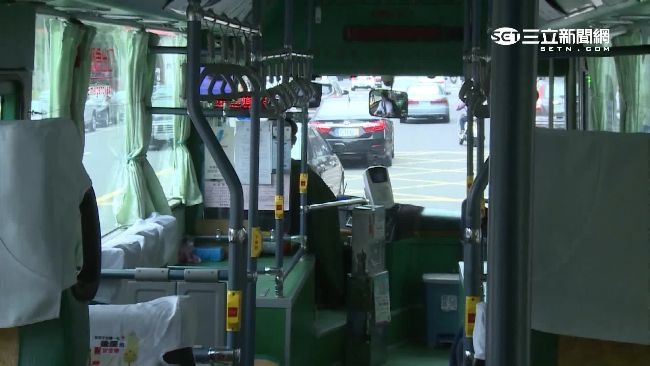 阿伯擋公車走道路線　司機勸告反挨轟