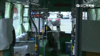 阿伯擋公車走道路線　司機勸告反挨轟