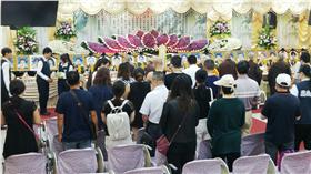 遼寧觀光團頭七法會  為往生者哀悼
0719遼寧觀光團聯合服務頭七法會，25日在中壢殯儀館
懷源廳舉行，罹難者家屬由法師帶領誦經為往生者哀悼
祈福。／中央社