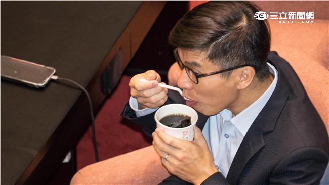 黨產拚三讀　民進黨立委吃「龜苓膏」