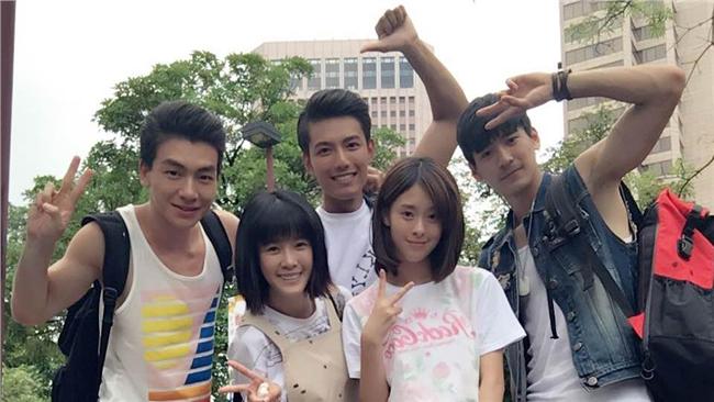 粉絲捧蛋糕　張洛偍開心慶24歲生日