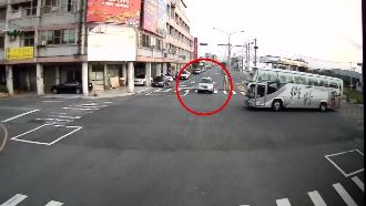 心肌梗塞瞬間昏迷　車直駛撞上遊覽車