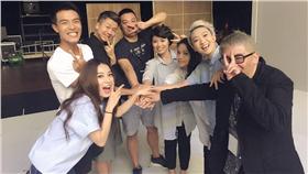 Hebe,田馥甄,假的,專輯,小夜曲,舞台劇,慶功,臉書,業障,逆行,照片(臉書 https://www.facebook.com/himhebe/photos/pcb.1100592799996185/1100585453330253/?type=3&theater)