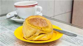 一名女遊客在香港的茶餐廳內，點了一個菠蘿包，吃了一半竟發現裡面有一支針筒