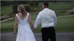 16:9結婚 婚禮 （圖／攝影者Robert Kintner, Flickr CC License）
https://www.flickr.com/photos/rakcic/10854668644/in/photolist-hxc1Po-hvbwej-6VRAH7-2NwTeD-aMvEf2-a1xYMK-hvaCHq-aMvUmR-fgYUjr-6Ceqrg-mh6pm-mh7Ks-fgYTn6-hqWByb-fhe8Fb-5snPGy-a1AT8E-hqWrtk-hvaD68-4kVR5d-2NwSP8-SRU8D-hxq1mn-96R46G-hqT4jM-96R2Y5-aaN33G-96N2GP-9Co874-96N1uv-Fe4yTE-5JpMYb-5JpMZE-qEoFqX-nBJp9n-96QQwE-2NBtSS-7r6GYo-cyZFKs-5JkwKr-euWNLp-96N5gZ-96R7TJ-96N248-a4eQ1z-mB7CP-96N1Wp-askYuL-hqHCCE-9CoaTR