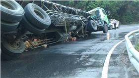 南迴公路大貨車翻覆_中央社